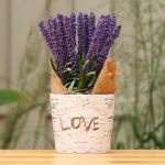 Sztuczna lawenda w ozdobnej doniczce ceramicznej z napisem LOVE