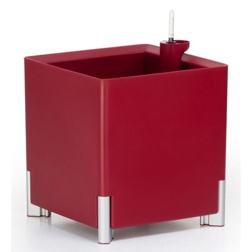 czerwona-kwadratowa-doniczka-na-niskich-srebrnych-nozkach-mondum-square-z-nawadnianiem.jpg