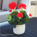 sztuczna-czerwona-pelargonia-w-donicy-betonowej-na-balkon.png