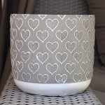 Szara betonowa osłonka na doniczkę Polnix walec Etno w serduszka 05.191