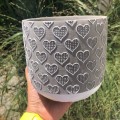szara-betonowa-doniczka-oslonka-w-serduszka-polnix.jpg