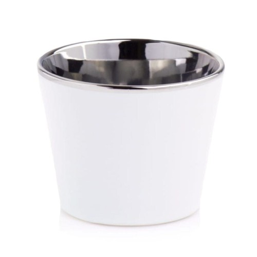 biala-ceramiczna-oslonka-na-doniczke-ze-srebrnym-pasem.jpg